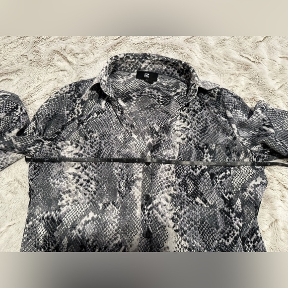 IZ Byer Women's Snake Print 3/4 Sleeve Blouse - Picture 7 of 9
